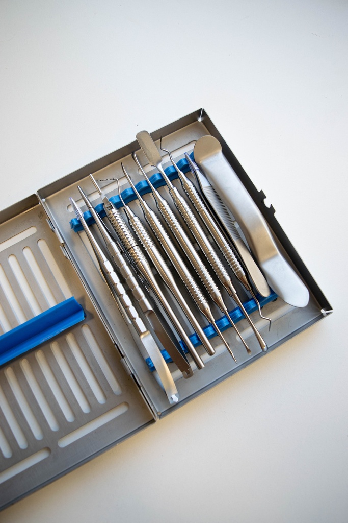 KIT DE CIRUGIA IMPLANTOLOGICA PERIODONTAL CON CASETTE METÁLICO GRIS